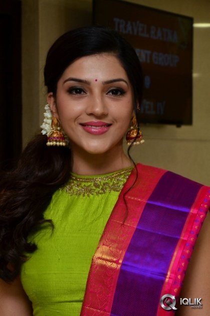 Mehreen-Pirzada-at-Diwali-New-Collections-Fashion-Show